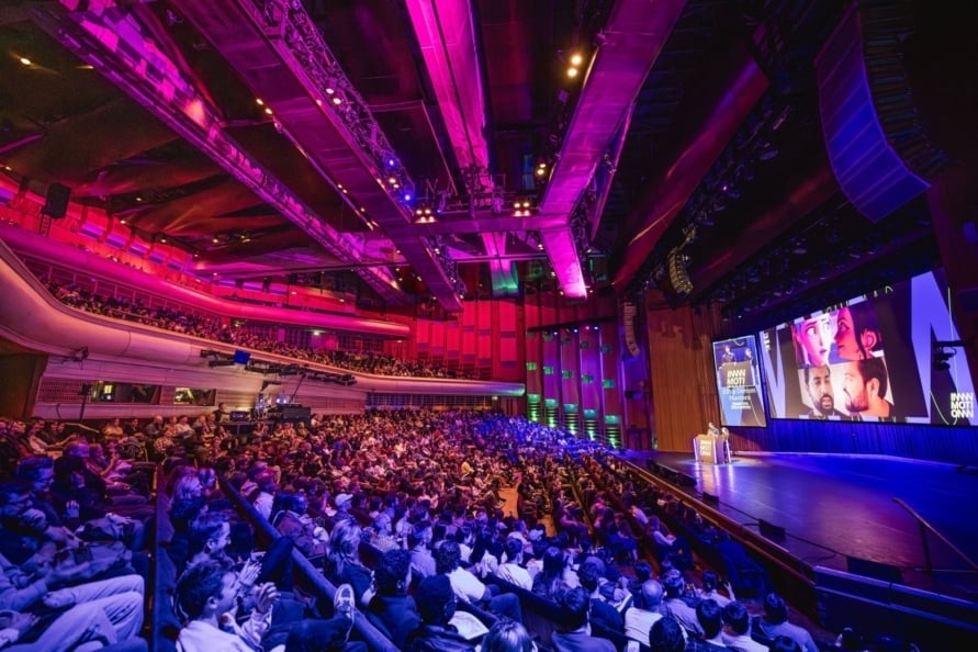 2510101818 Playgrounds Inmotion Willeke Machiels 1 G1 A8547 Enhanced NR WM